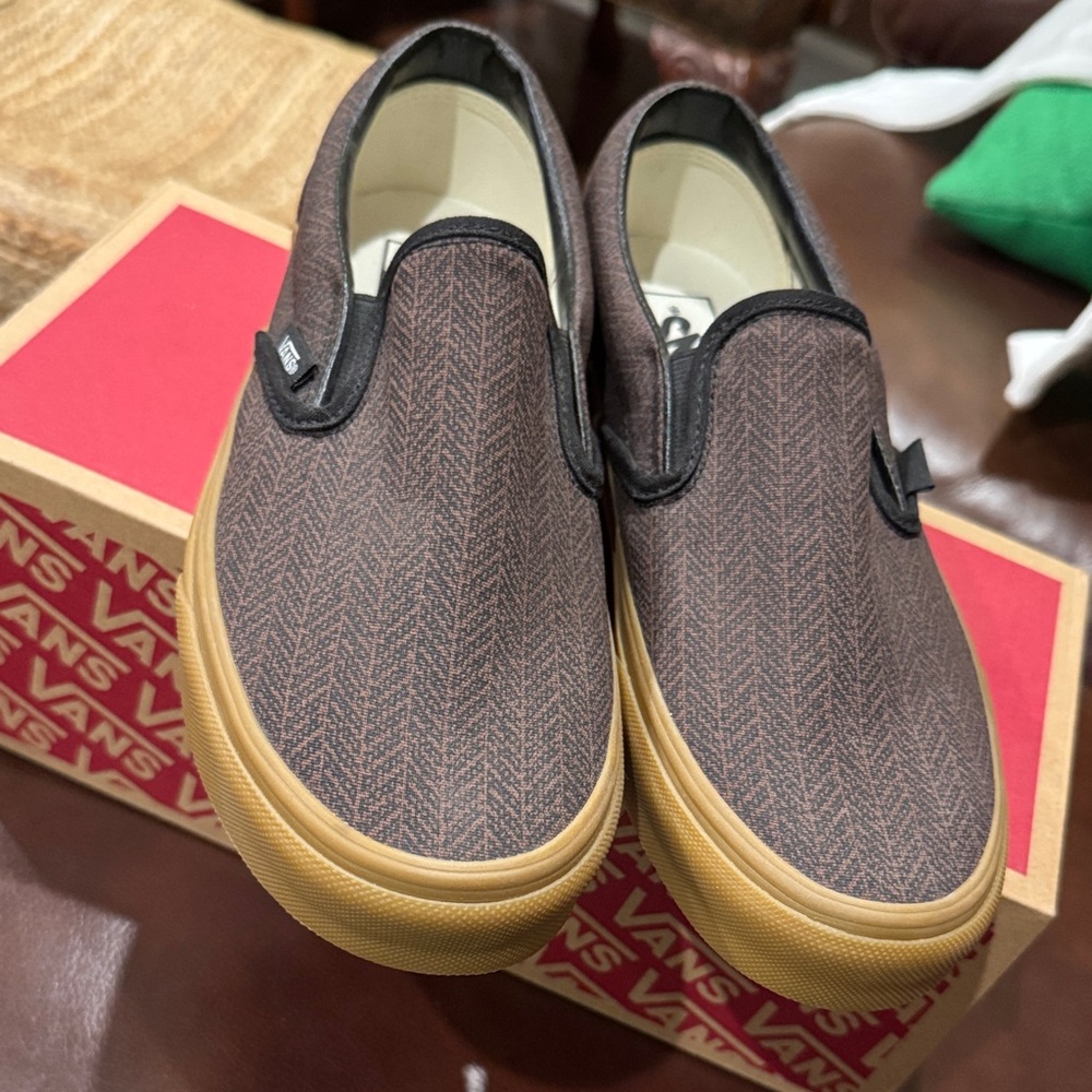 New Van’s Herringbone Black/Brown Classic Slip-On Sneakers. Men’s 7.5/Women’s 9